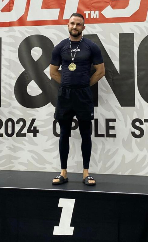 Przemek Kłopotowski na podium zawodów BJJ — 1 miejsce, Opole 2024